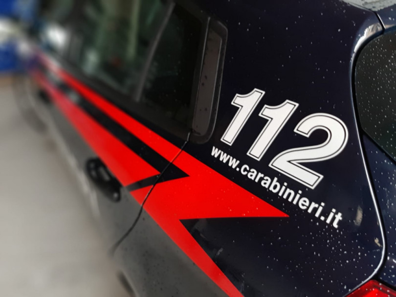 Minaccia i vicini con una pistola: denunciato dai Carabinieri